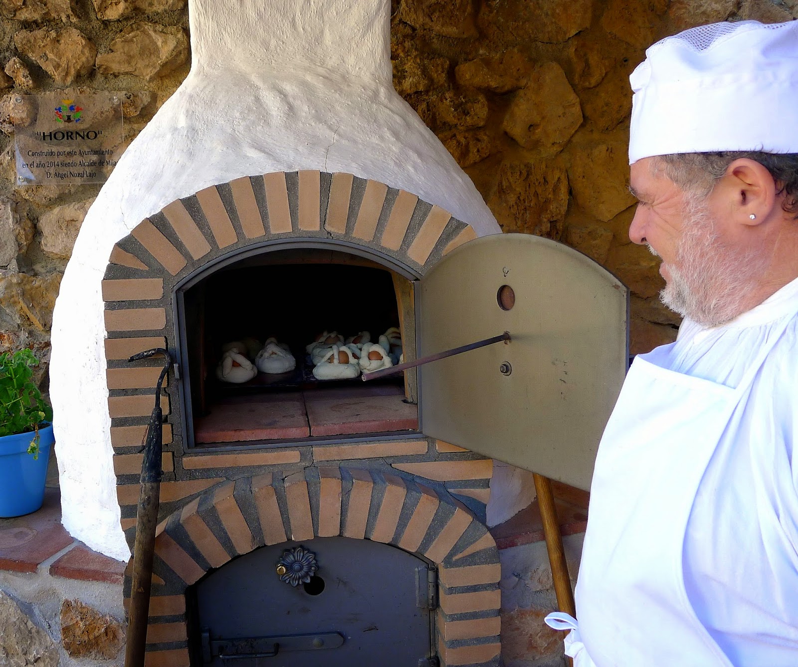 MY KITCHEN IN SPAIN CON LAS MANOS EN LA MASA