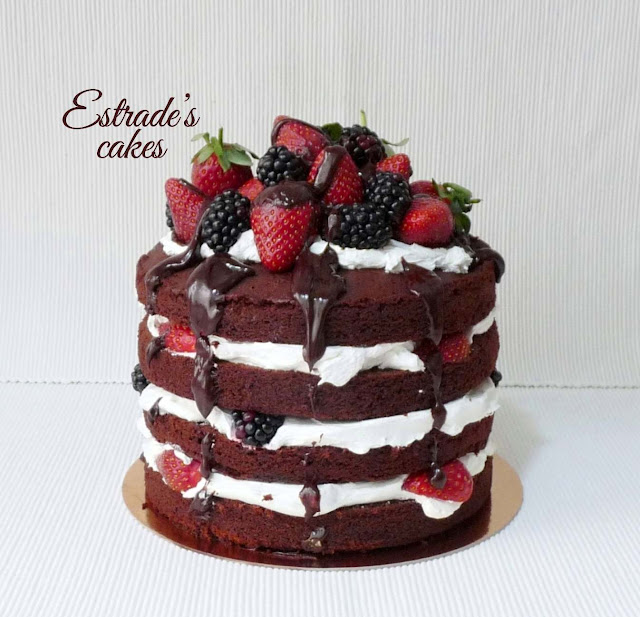 tarta desnuda de chocolate y nata con frutos rojos 3