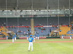 Antes do jogo contra o México o sensei Julio fazendo knock para Outfielders e Infielders