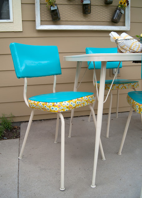 How to Makeover a Vintage Dinette Set (using Spray Paint & Mod Podge!) - before & after