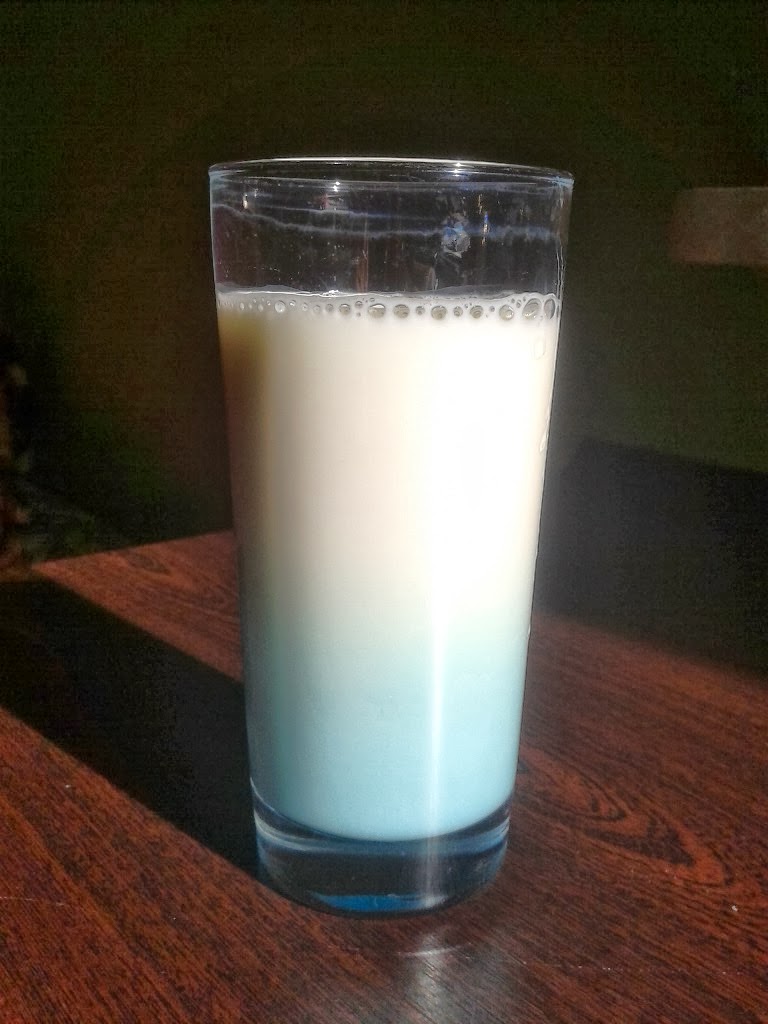 Szef kuchni odleciał Drink malibu z mlekiem i blue curacao