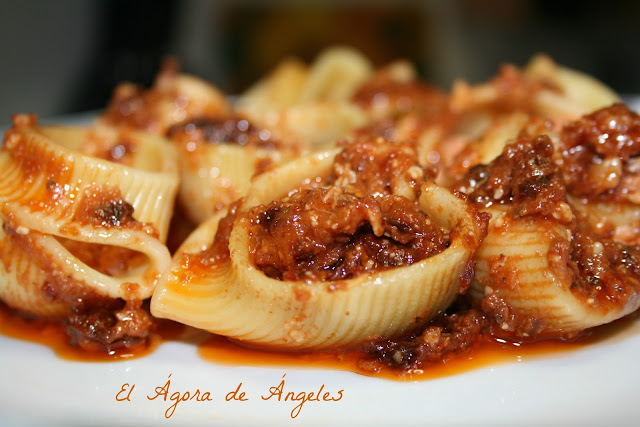Caracolas Rellenas Con Pesto Rojo