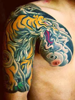 Tattoo masculina no peito e ombro