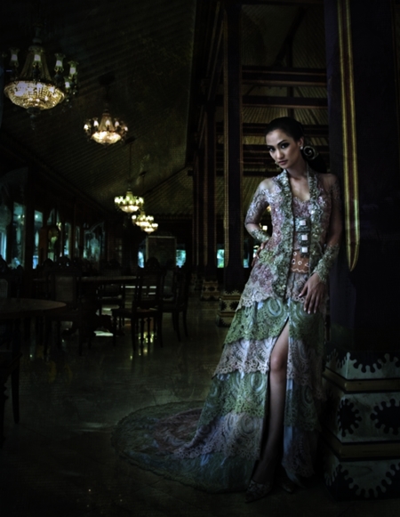 Kebaya Klasik Modifikasi Anne Avantie Hijau Ungu