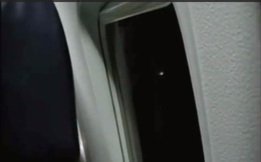 El OVNI bizarro que volaba escoltando a un avión sobre Illinois 20130106+ufopolis+ovni+ufo+avion++01