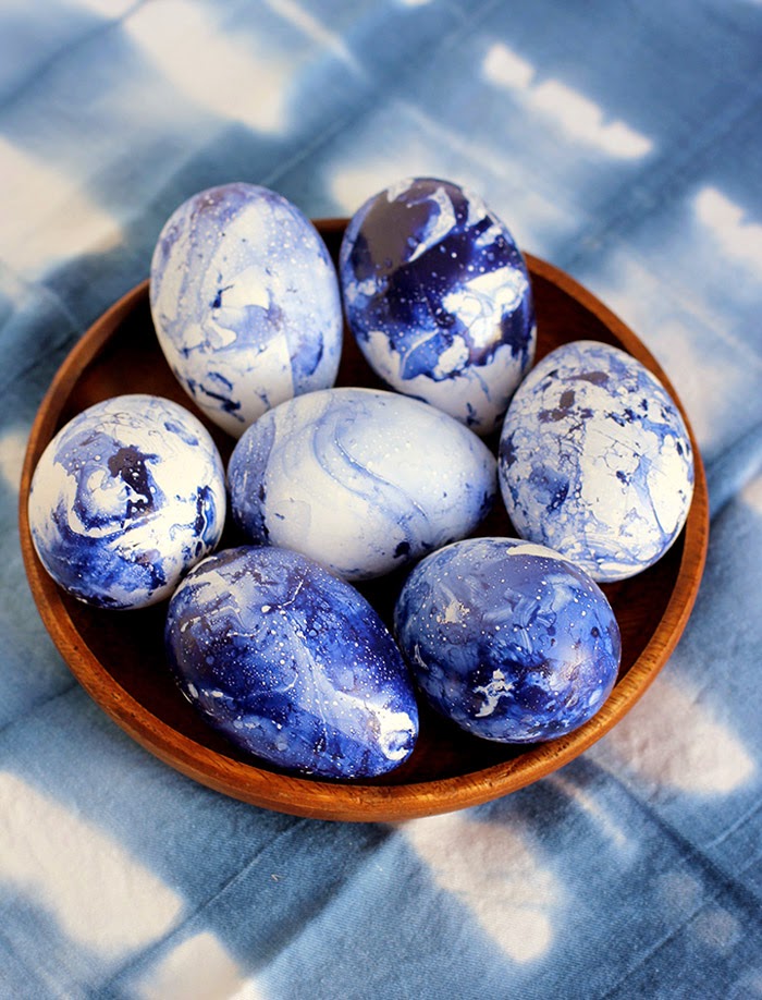 Поздравлялки! 3 - Страница 21 Diy-marbled-indigo-easter-eggs-6