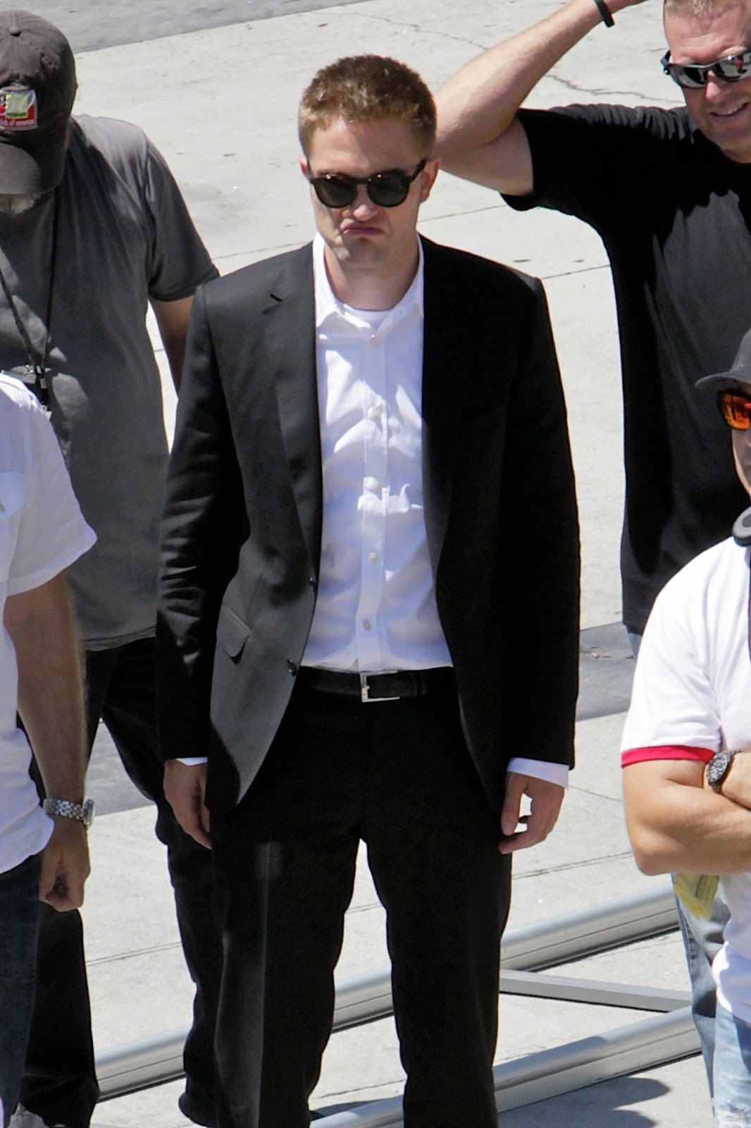 18 Agosto - Nuevas imágenes HQ de Rob en el set de "Map to the Stars" en LA!!! (17 Agosto) PattinsonlifeNEWMTTSLApt2+(23)