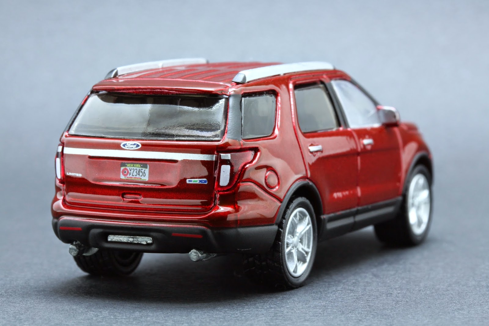 Diecast Hobbist 2013 Ford Explorer