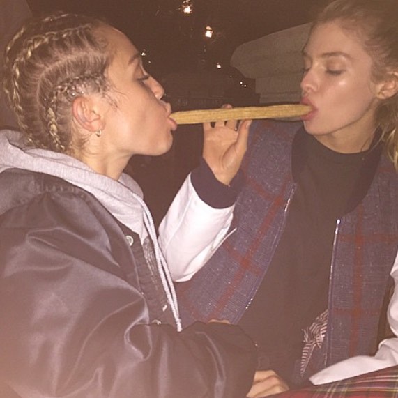 Stella Maxwell conquistou de vez o coração da cantora Miley Cyrus. Stella Maxwell conquistou de vez o coração da cantora Miley Cyrus.