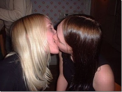 guys kissing girls