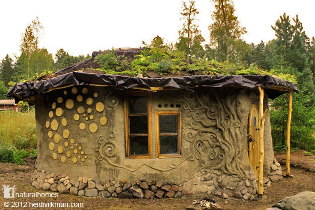 Lloydâ€™s Blog: Heidi's Tiny Cob House in Finland