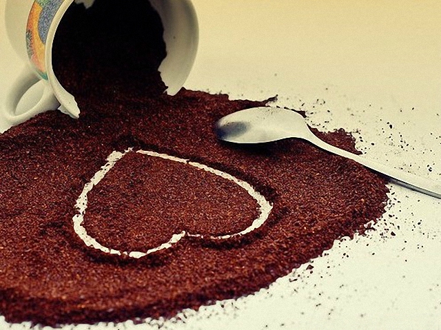 Formando un corazón de café Formando un corazón de café