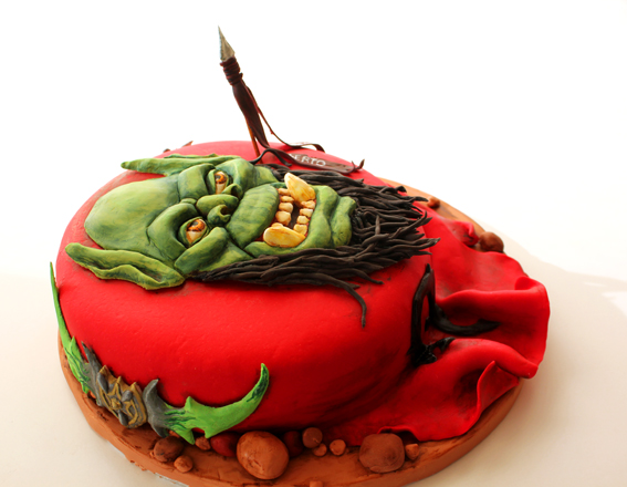 Tarta de bandera Horda con Orco, espadas y lanza, todo hecho en fondant y detalles con pincel con pintura comestible, sabor de tarta de limón, por Sweet KOKEKO