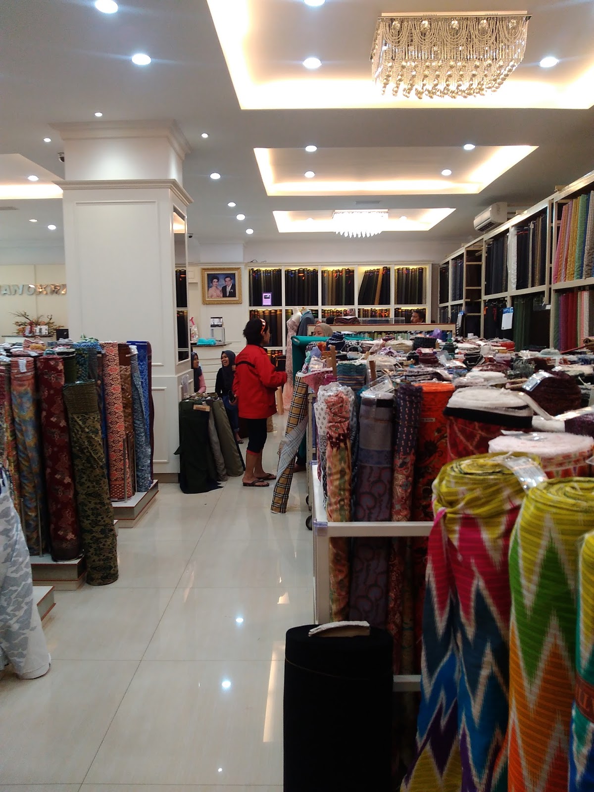 PETUALANGAN KELUARGA UCIHA TOKO KAIN JANGKRIK KRANGGAN