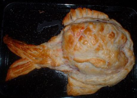 Makkelijk recept om zelf een hartige taart te maken met zalm, tapenade, tomaten, zachte kaas en dille of venkelloof gebakken in bladerdeeg