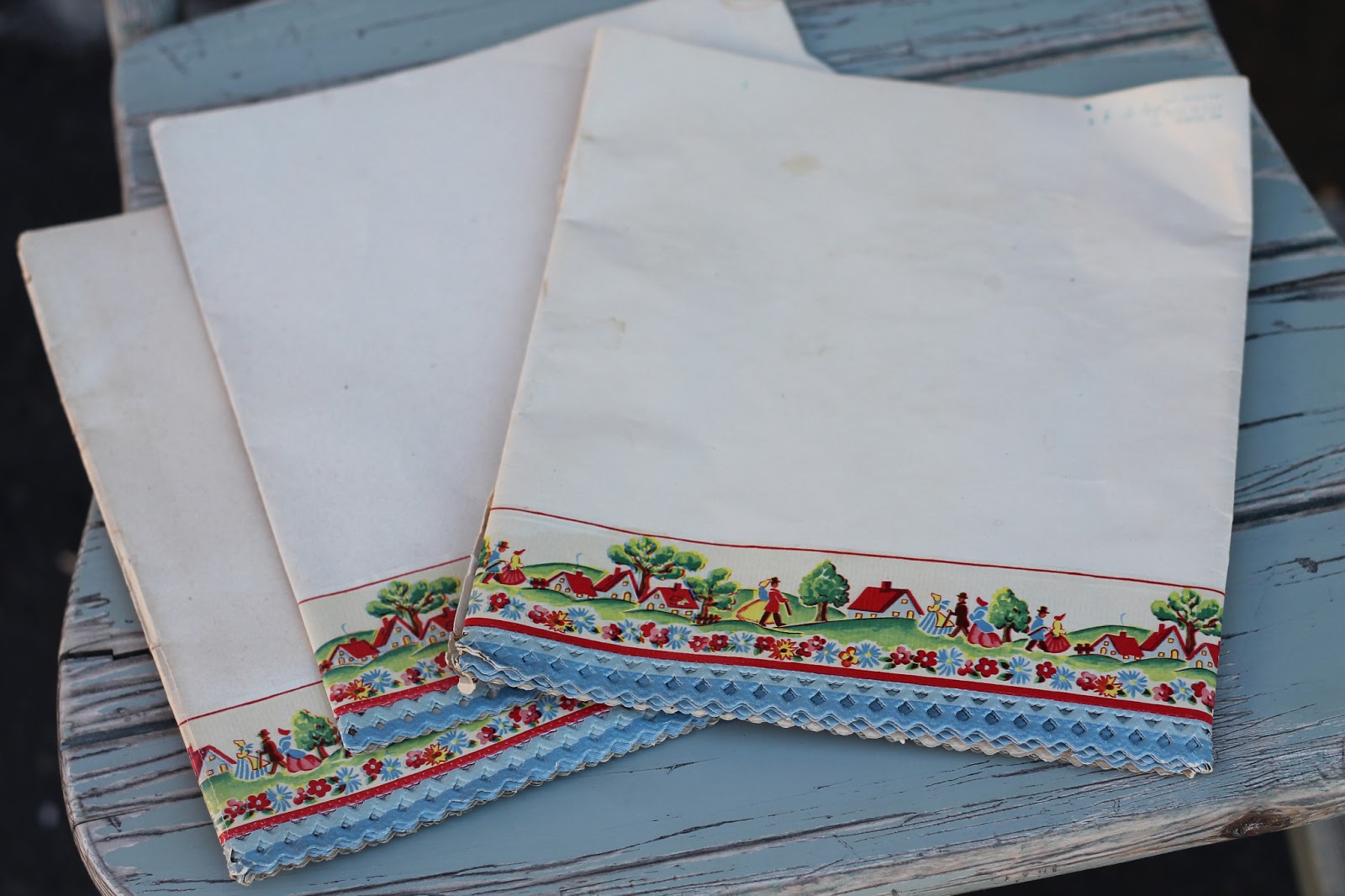 Walrus Vintage Shelf Paper with Decorative Edge Set of 3