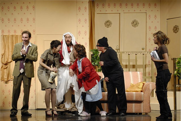 Dal 27 al 31 dicembre al Teatro Libero di Milano la divertente commedia RUMORI FUORI SCENA