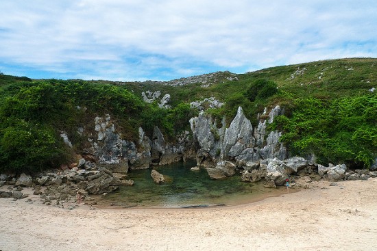 Foto: Playa De Gulpiyuri, Pantai Di Tengah Padang Rumput [ www.BlogApaAja.com ]