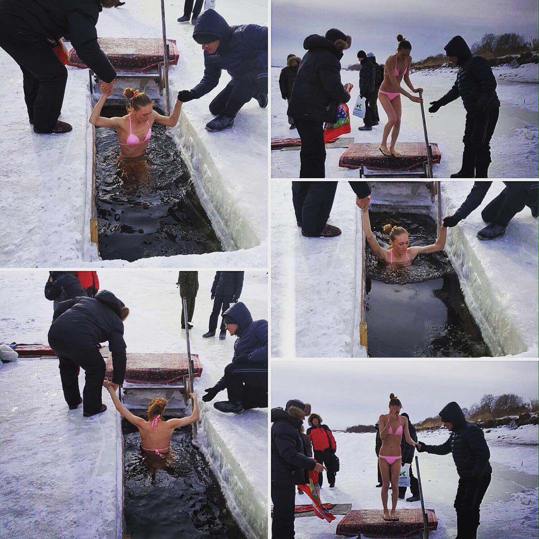 Девушки купаются в проруби на крещение (16 фото)