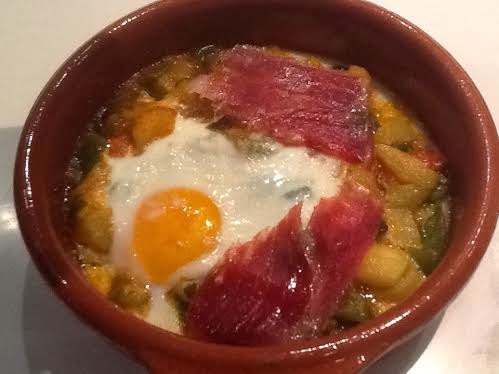Huevos Cuajados En Pisto Y Jamón