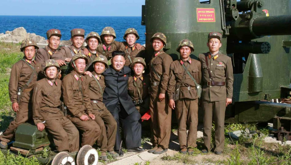 النشاطات العسكريه للزعيم الكوري الشمالي كيم جونغ اون .......متجدد  Kim+jong+un+visits+North+Korean+coastal+Artillery+site+5