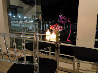 Bistrô pista de dança Marimbás arranjo floral baile máscara, banqueta paris transparente