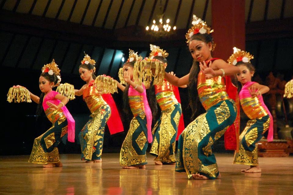 Bali Indonesia Holiday Travels: The Balinese Pendet & Panyembrama Dance