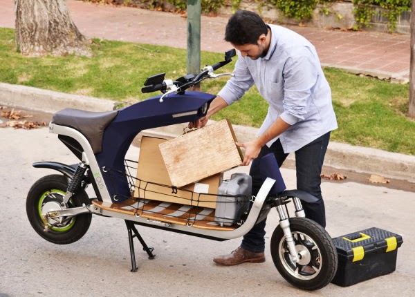 Diseñan una moto eléctrica y horrible y le dan varios premios ...