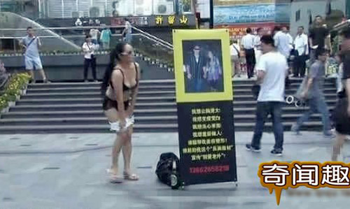 Sốc: Gái trẻ vô tư uốn éo nhảy thoát y giữa phố xin tiền nâng vòng 1 Sốc: Gái trẻ vô tư uốn éo nhảy thoát y giữa phố xin tiền nâng vòng 1