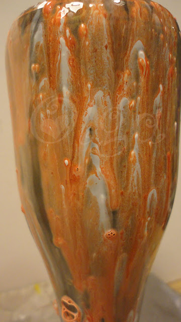 como pintar botellas de cristal oscuro con pintura. efecto dripping.