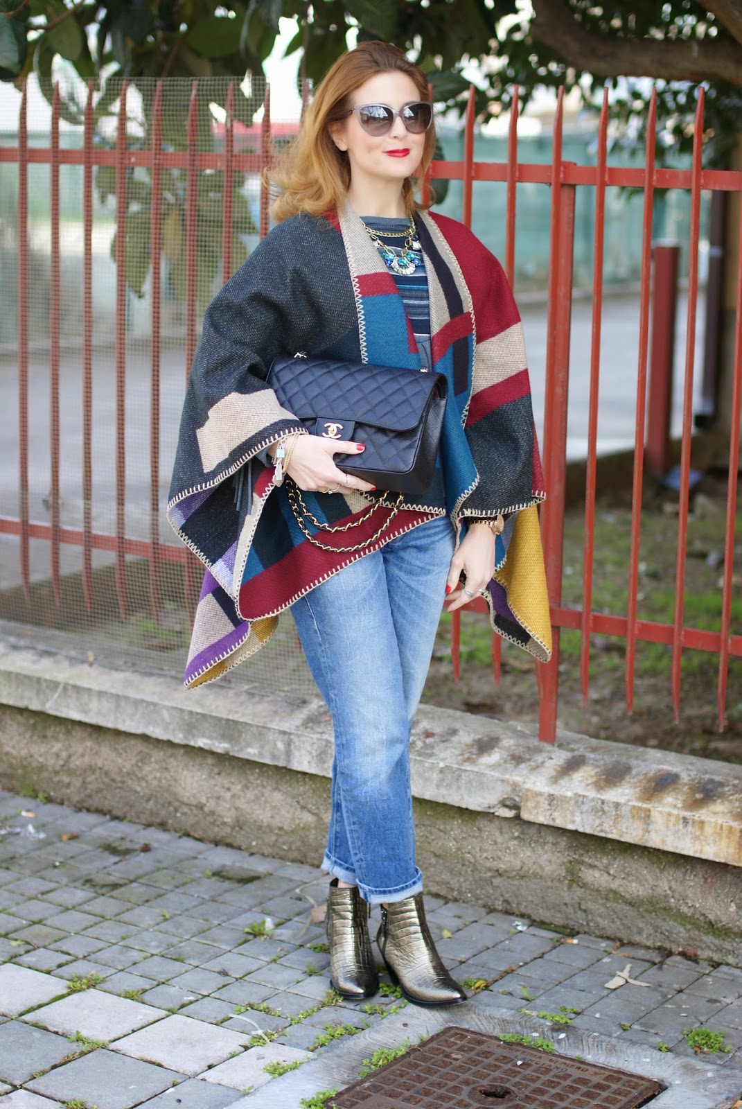 Cowboy chic style, Zara fringed sweater, Oasap cape, Burberry style, Chanel 2.55 bag, Fashion and Cookies fashion blog, fashion blogger