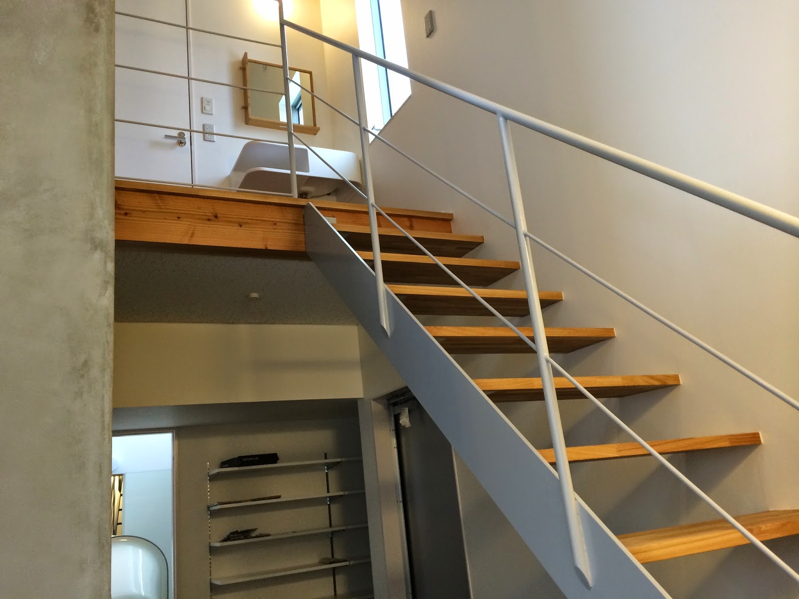 holly tunes 玄関ドアのサイズと玄関内側の開放感