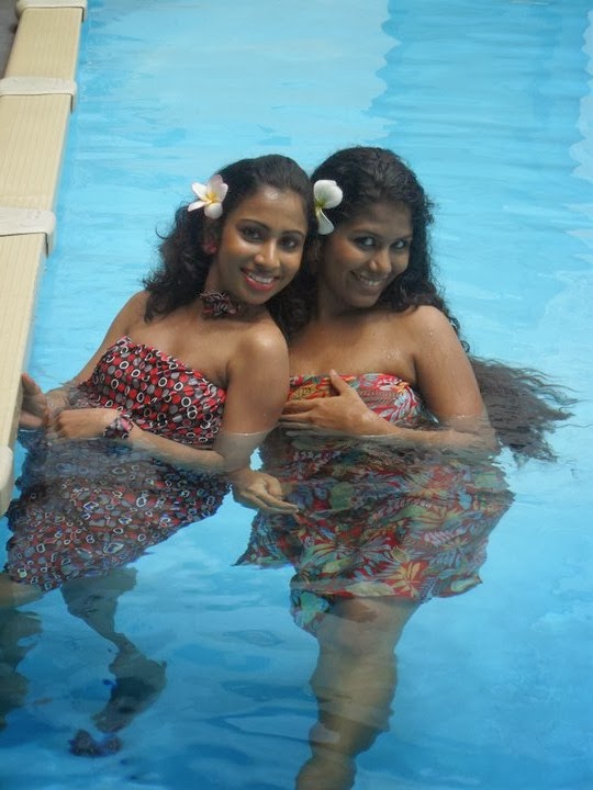 SINHALA GIRLS  IN  SRI LANKA