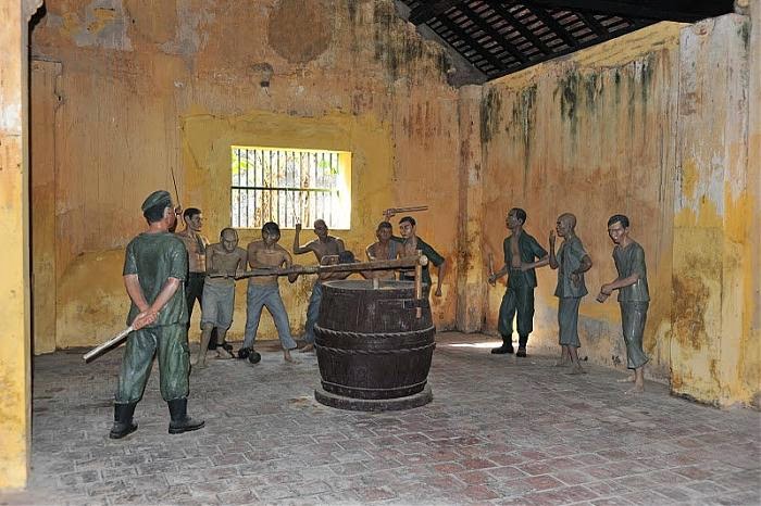 [Image: nha-tu-con-dao.jpg]