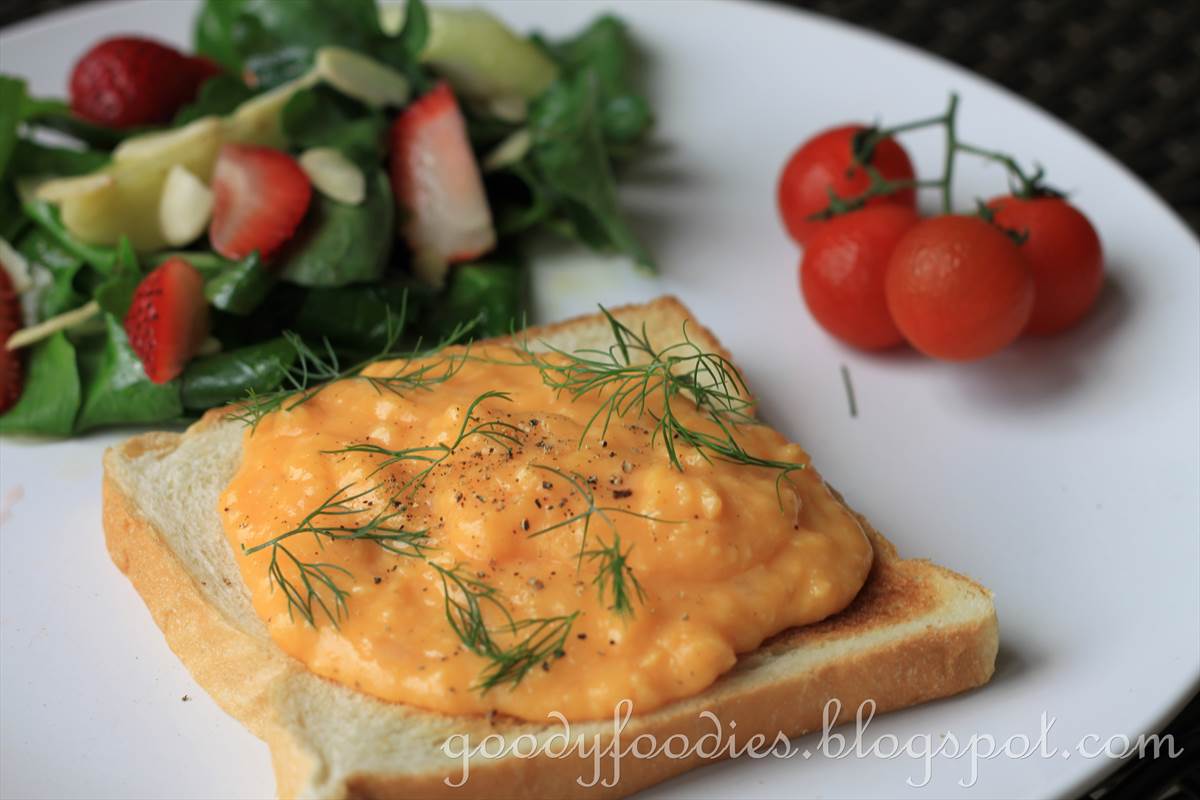 GoodyFoodies Recipe Scrambled ducks egg with pepino melonstrawberry