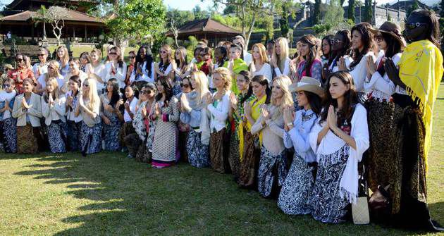 FOTO KONTESTAN MISS WORLD 2013 CANTIK DI PURA BESAKIH BALI