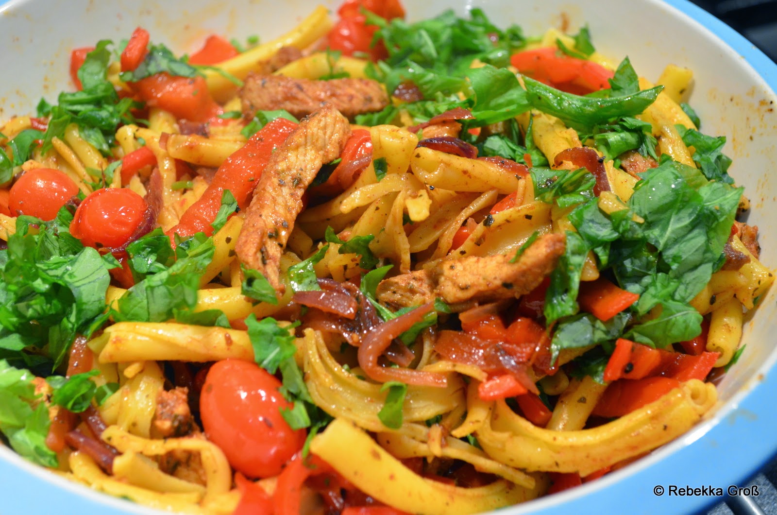 beatingbowls Paprika pork strips with red peppers, cherry tomatoes and