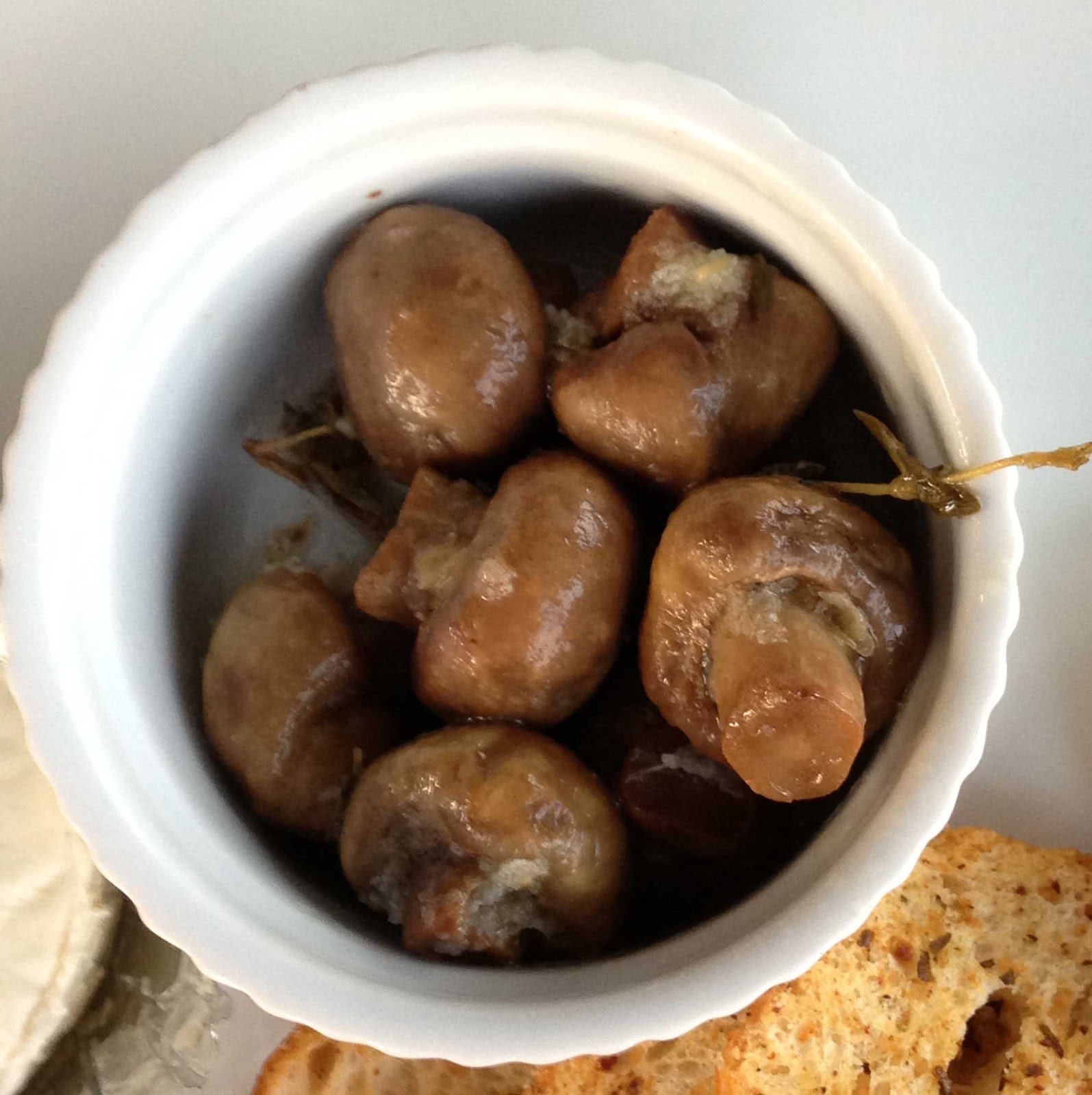 Marinated mushrooms with lemon and thyme