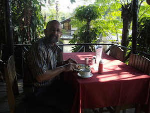 Lunch at "Park Resort" in Sauraha in Chitwan.(Saturday 26-11-2011).
