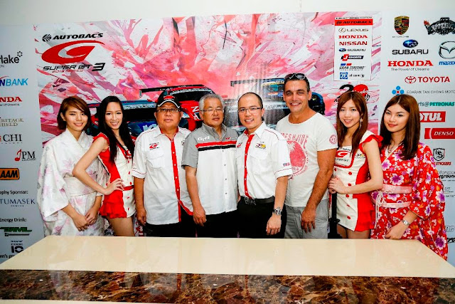 Mr JP Chin, Masaaki Bandoh, TJ Chin, Andrew Lopez  with Super GT Queens and ambassador