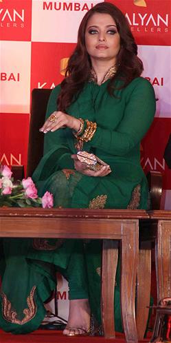  Aishwarya Rai at Kalyan Jewellers' press conference