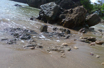 Wisata Pantai Karang yang "Tersembunyi"