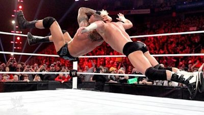 fuerte rko de randy orton aplicado a dolph ziggler en wwe raw