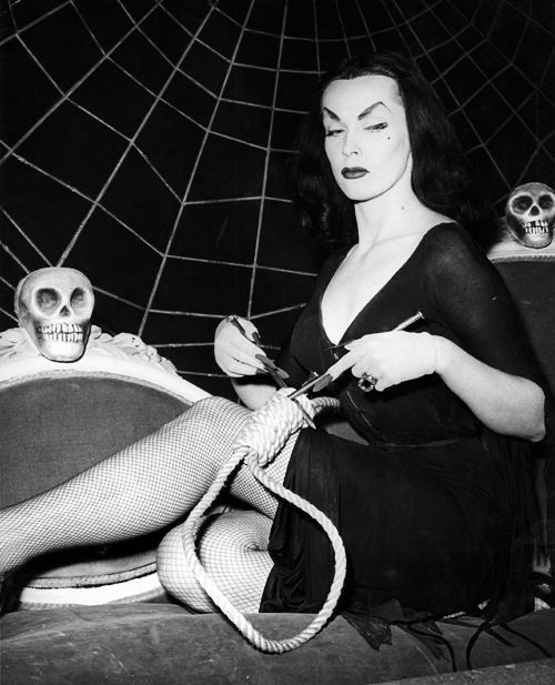 Vampira does the Hangman Stomp !