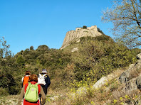 Ascendint per la drecera en direcció al Castell d'Orís Ascendint per la drecera en direcció al Castell d'Orís