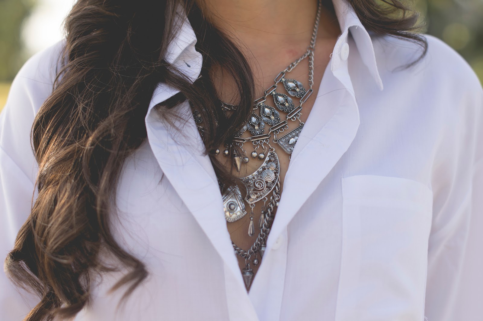 Look con stilletos de mariposas y bolso de pedrería de Zara