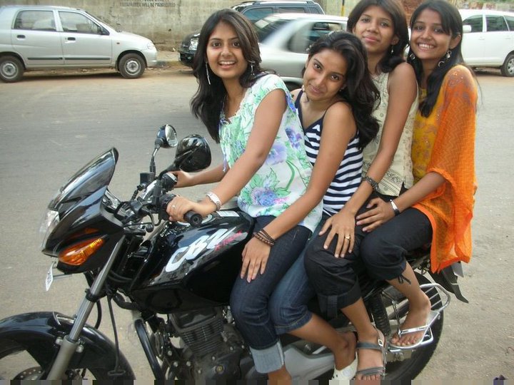 cute_indian_girls_on_bike-normal.jpg 