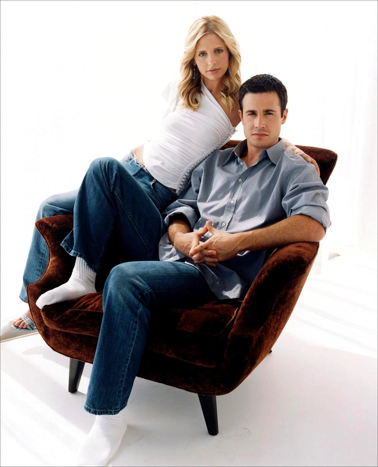 http://2.bp.blogspot.com/-Ug7m2sW86WA/TezlRnsuNPI/AAAAAAAACoI/5qVE2-wsjeg/s1600/19715_Freddie_Prinze_Jr._and_Sarah_Michelle_Gellar__Photoshoot_02_122_777lo.jpg