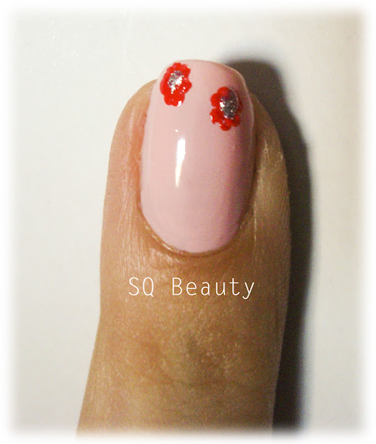 Nail Friday Rojo y flores manicura red and flowers manicure Silvia Quiros SQ Beauty Nail Friday Rojo y flores manicura red and flowers manicure Silvia Quiros SQ Beauty