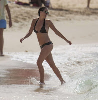  The stunning brunette, Danielle Lloyd, 31, enjoyed her free schedule in a black bikini on Friday, December 11, 2015 as she spent the most romantic holiday with new boyfriend, Michael O'Neill at the beach in Barbados.